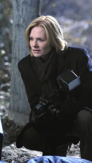 Catherine (Marg Helgenberger) auf der Suche nach dem Mordmotiv.