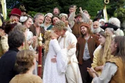 Hochzeit der klugen Bauerntochter (Anna Maria Mühe) und des Königs (Maxim Mehmet).