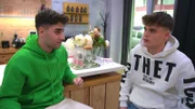 Als Noah seine Mitschülerin Vera kennenlernt, ist er schockverliebt. Da die ihn für Veganismus und Nachhaltigkeit begeistern will, beschließt Noah kurzerhand, sein Leben völlig zu ändern. Karim kauft ihm die neue Tour jedoch nicht ab.