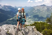 Nicole Schmutzer (roter Helm) und Alexandra Bengesser am Katrin Gipfel