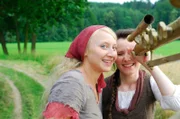 Die kluge Bauerntochter (Anna Maria Mühe, li.) und ihre Freundin die Magd (Sabine Krause) bestaunen das Fernrohr des Königs.