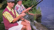 Benno (Willi Thomczyk, r.) und Lothar (Rene Heinersdorff) beim Angeln: Wer wird wohl am Ende den größten Fisch am Haken haben?