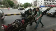 ORF-Weltjournal-Reporter Patrick A. Hafner ist unterwegs im Stadtverkehr von Mumbai. Jeden Tag müssen rund 50.000 Mittagessen von den Dabbawalas in die Büros gebracht werden.