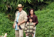 Im Dschungel suchen Markus (Christian Kohlund), Jennifer (Barbara Wussow) und der kleine Tom (Lino Sliskovic) nach Jennifers stillem Hotel-Teilhaber.