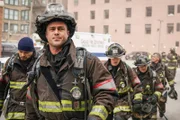 Chicago Fire Staffel 6 Folge 21 Bereit zum Einsatz: Taylor Kinney als Kelly Severide (zuvorderst)  Copyright: SRF/NBC Universal