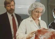 Scully (Gillian Anderson, r.) gelingt es, einen Fingerabdruck von einer geschändeten Frauenleiche abzunehmen.