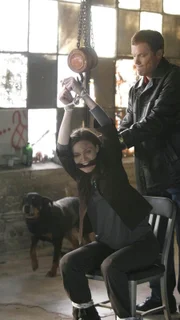 When Brennan (Emily Deschanel, L) gets too close to solving a case she is captured in the BONES (re. Adam Baldwin als Jamie Kenton)