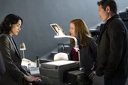L-R: Karen Hamby (Sandrine Holt), Scully (Gillian Anderson) und Mulder (David Duchovny)