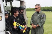 Nachdem Transport des wertvollen Huey-Hubschraubers zum Übungsplatz darf Jarrett noch an einem echten Militärtraining teilnehmen - lediglich mit einer Wasserpistole bewaffnet.