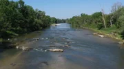 Die Felsformationen Sieben Rippen, die aus den Stromschnellen herausragen, markieren die einzige Stelle in der Region Landshut, wo die Isar ein Flussbett aus Steinen hat. Einst hat sie der Fluss aus den Alpen bis hierher transportiert.