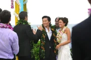 Als guter Freund und Kollege nimmt Steve (Alex O'Loughlin, 2.v.l.) selbstverständlich an Chins (Daniel Dae Kim, 3.v.r.) und Malias (Reiko Aylesworth, r.) Hochzeitsfeier teil ...