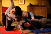 Rosi und Joseph können sich für Yoga als neues Hobby nicht begeistern. Von links: Annalena (Heidrun Gärtner), Joseph (Wilhelm Manske) und Rosi Brunner (Brigitte Walbrun).