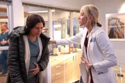 (l-r) Meredith Garretson als Tessa Dunn, Jessy Schram als Dr. Hannah Asher