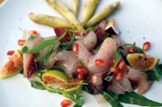 Meeräschen-Carpaccio mit grünen Feigen, Granatapfel und frittiertem Blaufisch