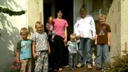 Die Familie von Wolfgang (62) ist durch dessen schwere Lungenerkrankung unverschuldet in Not geraten. Das „Zuhause im Glück“-Team hat alle Hände voll zu tun, das Haus der siebenköpfigen Familie wieder bewohnbar zu machen.Die Familie von Wolfgang (62) ist durch dessen schwere Lungenerkrankung unverschuldet in Not geraten. Das "Zuhause im GlĂĽckâ€ś-Team hat alle Hände voll zu tun, das Haus der siebenkĂ¶pfigen Familie wieder bewohnbar zu machen.