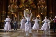 Thea (Hannah Dodd, M.) zeigt ihren neuen Freundinnen in der Pariser Oper 1905, wie man Hip-Hop tanzt.Honorarfrei - nur für diese Sendung bei Nennung ZDF und Nicolas Velter.