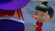 Pinocchio (re.) erzählt der Hexe (li.), wie es zu dem Spinnenunfall kam. Aber da hat er offenbar nicht ganz die Wahrheit gesagt, wie man an seiner Nase sieht.