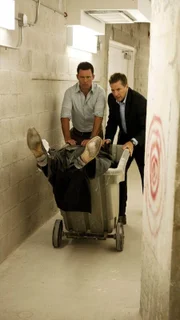 Michael (Jeffrey Donovan, l. ) bekommt vom einen Auftragsmörder den Befehl, bestimmte Leute zu töten. Damit er diese Bedingungen erfüllt, soll Larry Sizemore (Tim Matheson) ihn im Auge behalten.