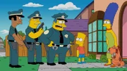 Weil Marge (r.) Bart (2.v.r.) unbeaufsichtigt auf den Spielplatz gelassen hat, und deswegen angezeigt wurde, muss sie für 90 Tage ins Gefängnis. Clancy Wiggum (M.), Eddie (2.v.l.) und Lou (l.) nehmen sie gleich mit ...