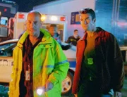 Wie kam es zum Absturz eines Flugzeugs? Dr. Garret Macy (Miguel Ferrer, l.) und Detective Woodrow Hoyt (Jerry O'Connell) untersuchen die Unglücksstelle.