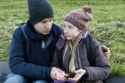 Paulina (Tabea Hug) zeigt ihrem Bruder Pawel (Moritz Knapp) die am Igel verletzen Hände.