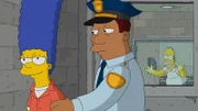 Bart ist alleine auf dem Spielplatz. Martins Mutter bekommt dies mit und zeigt Marge (l.) wegen Vernachlässigung ihres Sohnes an. Da neue Gesetze gelten, die vorschreiben, dass die Eltern ihre Kinder nie unbeaufsichtigt lassen dürfen, wird Marge zu 90 Tagen Haft verurteilt. Homer (r.) ist entsetzt ...