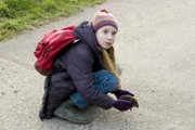 Paulina (Tabea Hug) rettet einen kleinen Igel..