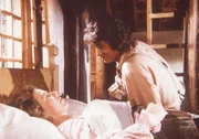 Liebevoll weckt Charles (Michael Landon, l.) seine übermüdete Frau Caroline (Karen Grassle, r.).