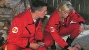 Sanitäter Staller (Wolfgang Krewe) und Notärztin Kollmann (Anja Freese) versorgen in der brennenden Scheune den schwerverletzten Klaus (Johann Ivanschits)