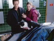 Lily (Kathryn Hajn) und Detective Seely (David Monohan) erschrecken sich fast zu Tode: Aus einem Leichensack springt eine Katze heraus.