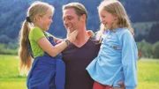 Thomas Wächter (Manfred Stücklschwaiger) mit seinen Kindern Lisa (Nicola Etzelsdorfer) und Laura (Laura Mazzuchelli)