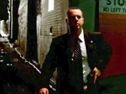 In einer dunklen Seitenstraße fordert McGee (Sean Murray) einen Verdächtigen auf, sich auszuweisen. Als dieser in seine Jackentasche greift, befürchtet McGee, mit einer Schusswaffe angegriffen zu werden, und erschießt ihn ...