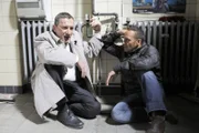 Kress (Rudolf Kowalski, li.) und Semir (Erdogan Atalay) wurden von den Gangstern in der Toilette der Polizeistation an ein Heizungsrohr gefesselt und Kress erzählt Semir von der Atombombe, auf die es die Entführer seiner Tochter abgesehen haben.