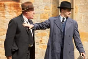 John Tatton (David Throughton, l.) will sich an dem Mörder seines Sohns rächen. Inspector Sullivan (Tom Chambers, r.) versucht, ihn aufzuhalten.