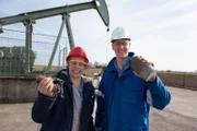 Von links: Checker Tobi (links) bei einer Erdöl-Förderpumpe in Großaitingen mit Betriebsingenieur Jürgen Mahr.