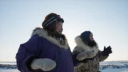 Teresa und John Pingayak in der Tundra von Chevak im Winter. (National Geographic)