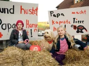 Greta und ihre kleine Schwester Lilie wollen mit selbstgebastelten Plakaten die Tierarztpraxis ihres Vaters bekannt machen.