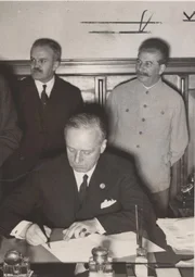 1939: Joachim von Ribbentrop bei Vertrags-Unterzeichnung in Moskau.