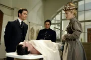Detective Murdoch (Yannick Bisson, l.) und Constable Crabtree (Jonny Harris) bringen Minerva (Charlotte Sullivan) ins Leichenschauhaus, um Richards Leiche zu untersuchen.