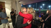 Die Überraschung für Robert ist geglückt und er bedankt sich mit einem dicken Kuss bei seiner Carmen