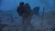 Major Akbar Khan (gespielt von Jack Gill) hilft einem verwundeten Soldaten, während er während der Schlacht um Dünkirchen unter Beschuss gerät, in einer historischen Szene des 2: WW2's Heroes of Color". (Inmitten des Chaos von Dünkirchen und der vorrückenden deutschen Armee kämpfte das indische Regiment für Sieg und Unabhängigkeit. (National Geographic)