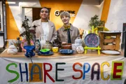 Reena (Sophia Leonie Mauritz, li.) und Mikka (Jona Kirchner, re.) versuchen mit einer Kintsugi-Aktion den Share Space zu retten.