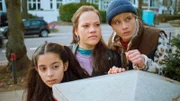 Jasina (Sophia Grande), Kira (Marlene von Appen) und Levin (Moritz Pauli) auf Beobachtungsposten vor der Einbruchvilla.