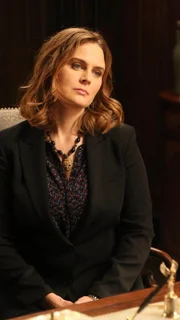 Brennan (Emily Deschanel) und Booth ermitteln im Mordfall des frisch gewählten und beliebten Senators O'Malley - ein Fall, der politisch äußerst brisant ist und Fingerspitzengefühl erfordert.