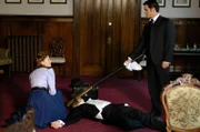 Dr. Ogden (Hélène Joy) untersucht Wendells Leiche, während Detective Murdoch (Yannick Bisson) versucht herauszufinden, woran er gestorben ist.
