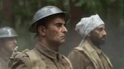 Hauptmann Anis Khan (gespielt von Shammi Aulakh) und Sanitäter Siddiq Ahmed (gespielt von Rishi Rian) gehen mit anderen Mitgliedern seiner Einheit durch den Wald, nachdem sie von den Deutschen in einer historischen Szene des Zweiten Weltkriegs für "Erased" gefangen genommen wurden: WW2's Heroes of Color". (National Geographic)