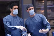 (l-r) Dominic Rains als Dr. Crockett Marcel, Devin Kawaoka als Dr. Kai Tanaka-Reed