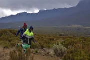 Stretching und Laufübungen in der Höhe