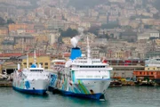 ARD/BR VERRÜCKT NACH MEER, FOLGE 96, "Dolce Vita in Genua", am Freitag (13.12.13) um 16:10 Uhr im ERSTEN. Zwei Schiffe im Hafen von Genua, Italien.