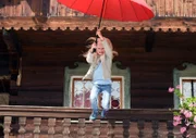 Mathilda (Nele Richter) hat nur Unsinn im Kopf: Um ihrem Bruder etwas zu beweisen, "fliegt" sie mit dem Regenschirm vom Balkon.